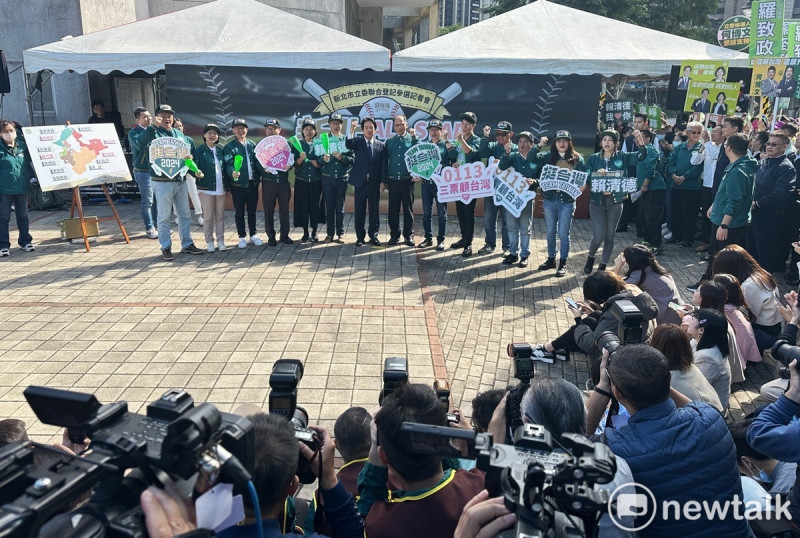 民進黨總統參選人賴清德、立法院長游錫堃陪同新北市12選區立委候選人到新北市選委會禁行聯合登記 。   圖：張良一/攝