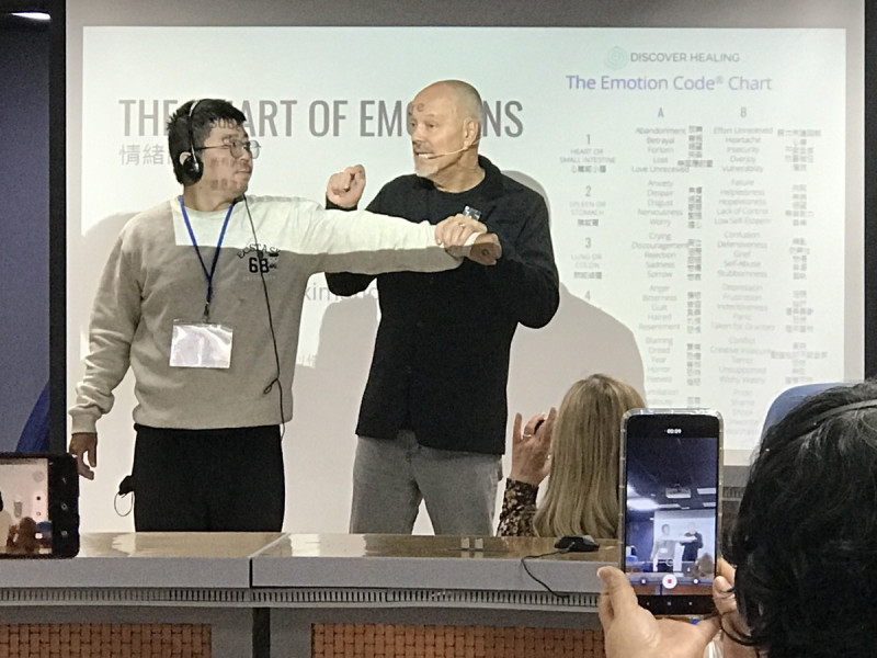 一位深受肩痛所苦的學員,經尼爾森醫師協助釋放負面情緒,肩痛立刻減輕許多,他忍不住驚呼「這是真的嗎?」,覺得非常不可思議。(圖:多利文化創意有限公司) 一位深受肩痛所苦的學員,經尼爾森醫師協助釋放負面情緒,肩痛立刻減輕許多,他忍不住驚呼「這是真的嗎?」,覺得非常不可思議。(圖:多利文化創意有限公司)