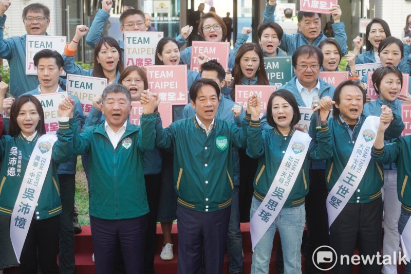 民進黨總統參選人陪同民進黨提名的北市8位立委參選人到台北市選委會登記參選。   圖：張良一/攝