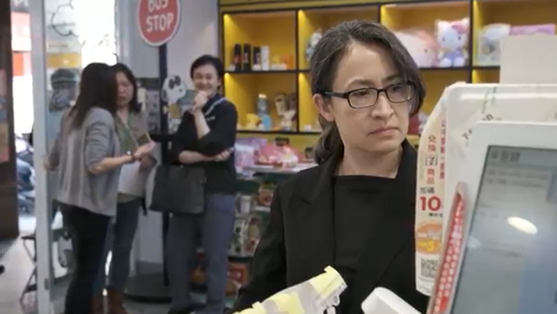  蕭美琴逛便利商店選購滷味當午餐。 圖：賴清德辦公室提供 