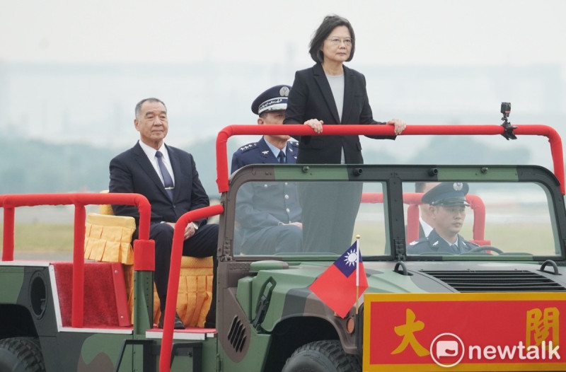 空軍今舉辦飛行訓練指揮部編成典禮。圖為蔡英文總統在國防部長邱國正的陪同下校閱地面部隊。   圖：張良一/攝