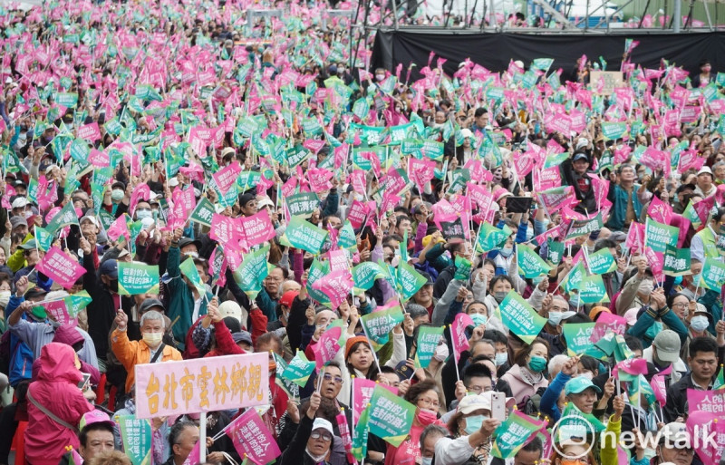 民進黨總統候選人賴清德全國暨台北市競總今舉行成立造勢大會，競總前擠滿了支持者。   圖：張良一/攝
