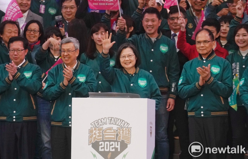 總統蔡英文在民進黨總統候選人賴清德全國暨台北市競總造勢大會上支持者揮手致意。   圖：張良一/攝