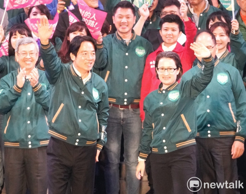 民進黨正副總統候選人賴清德、蕭美琴在全國競總成立大會上向支持者揮手致意。   圖：張良一/攝