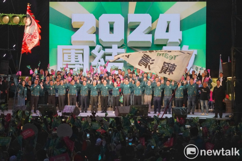 民進黨正副總統候選人賴清德、蕭美琴在全國競總成立大會上和支持者一起高喊凍蒜。 圖:張良一/攝