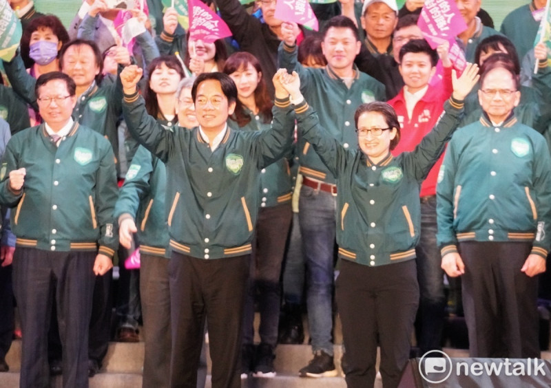 民進黨正副總統候選人賴清德、蕭美琴在全國競總成立大會上高舉雙手向支持者致意。 圖:張良一/攝