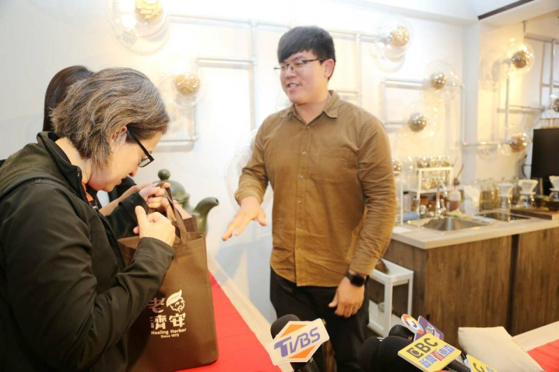  蕭美琴赴萬華參訪老濟安青草茶店。 圖：賴清德競總提供 