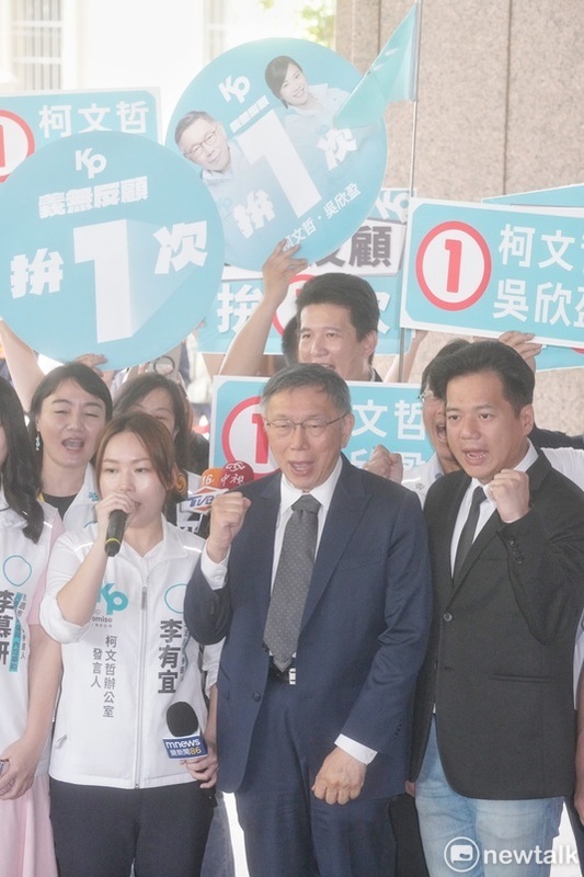 中選會舉辦總統副總統候選人號次抽籤，民眾黨總統候選人柯文哲抽到籤王1號。   圖：張良一/攝