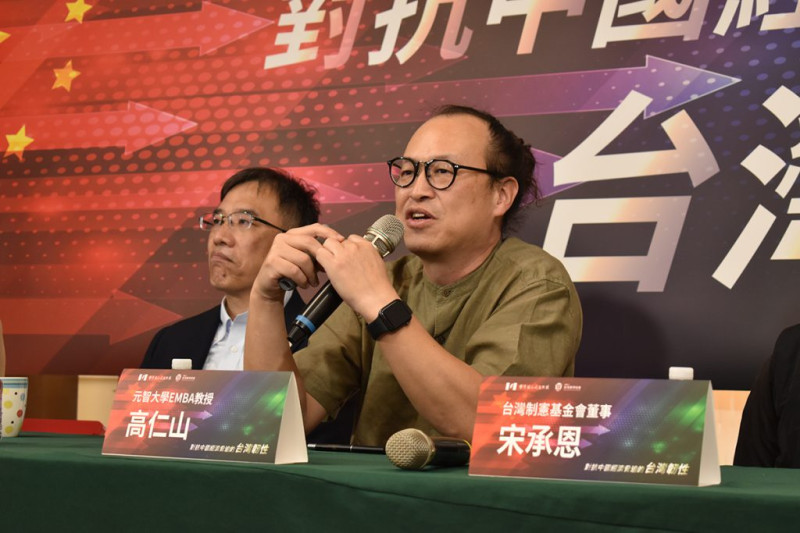 元智大學EMBA教授高仁山（右）。   圖 / 台灣獨立建國聯盟提供