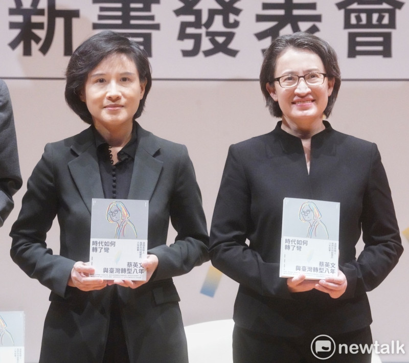 民進黨副總統候選人蕭美琴、青平台董事長鄭麗君出席《時代如何轉了彎：蔡英文與台灣轉型八年》新書發表會。   圖：張良一/攝