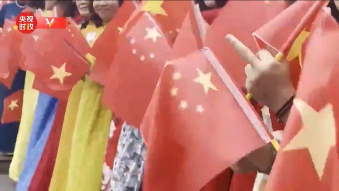  在河內列隊歡迎習近平的人群中，有人比出了中指，並在中國央視上被播出。 圖：翻攝自實時頭條X帳號 