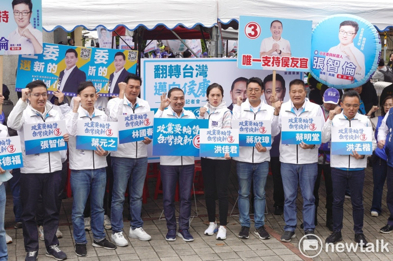 國民黨總統候選人侯友宜陪同國民黨籍新北市立委候選人號次抽籤。   圖：張良一/攝