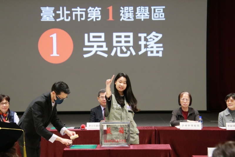 吳思瑤由助理代為抽中一號。 圖:吳思瑤辦公室提供 吳思瑤由助理代為抽中一號。 圖:吳思瑤辦公室提供