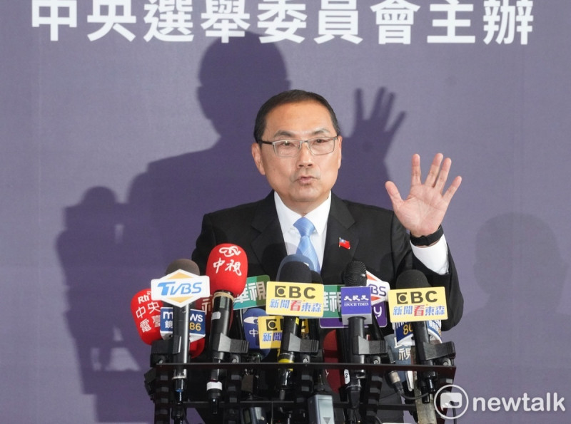 國民黨總統候選人侯友宜出席首場電視政見發表會，相關發言引發論戰。   圖：張良一/攝