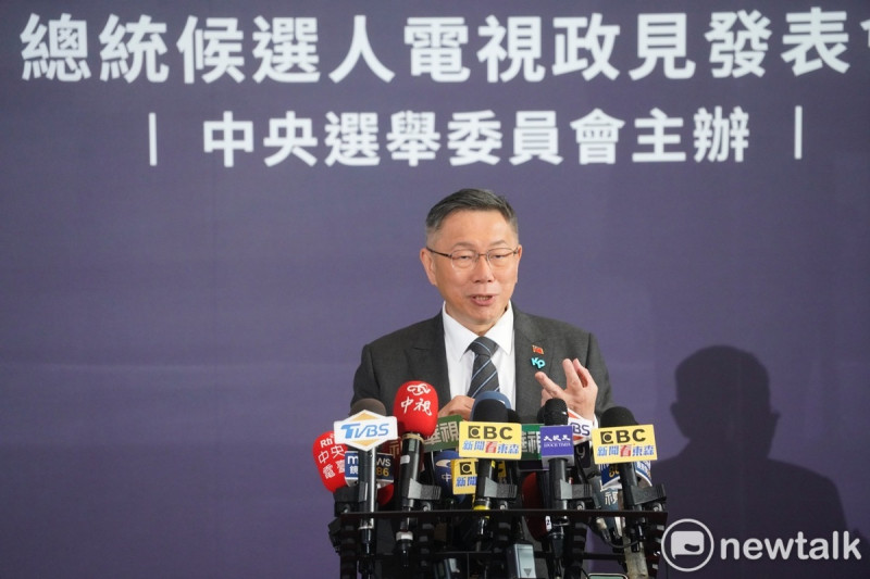 民眾黨總統候選人柯文哲在電視政見發表會後,回答媒體提問。 圖:張良一 / 攝