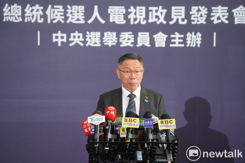 民眾黨總統候選人柯文哲在電視政見發表會後，回答媒體提問。   圖：張良一 / 攝