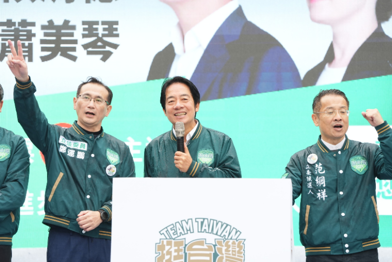  賴清德環島造勢抵達桃園，他在雨中向支持者發表國政藍圖。 圖：賴清德競總提供 