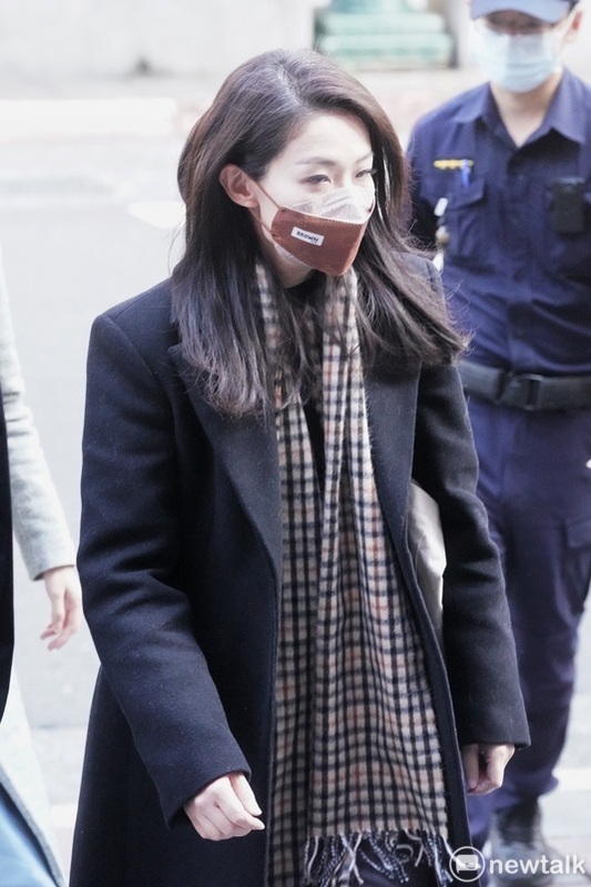 新竹市長高虹安被控誣告、貪污案，今（27）早到台北地方法院出庭。   圖：張良一/攝