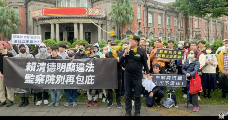  民眾黨不分區立委候選人黃國昌在監院前遭基進黨丟躑太陽花抗議。 圖：台灣基進/提供 