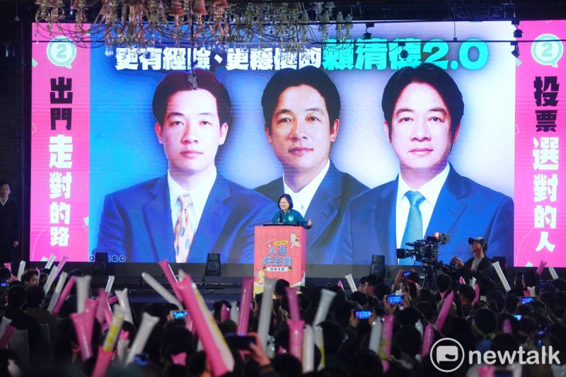 總統蔡英文晚間出席「人蔘好彩投-挺台灣應援之夜」，螢幕上秀出賴清德年輕時的照片，讓現場年輕人嗨翻了，場面相當熱絡。   圖：張良一/攝