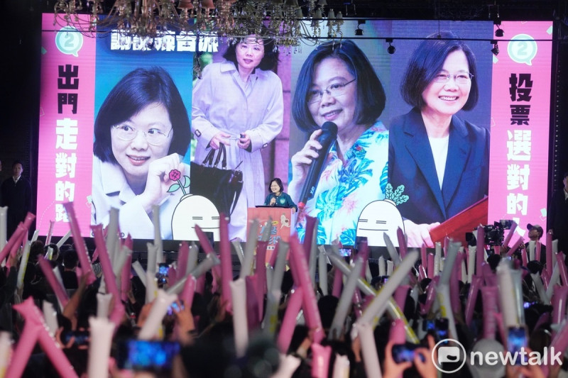 總統蔡英文晚間出席「人蔘好彩投-挺台灣應援之夜」，螢幕上秀出蔡總統年輕時的照片，讓現場年輕人嗨翻了，場面相當熱絡。   圖：張良一/攝
