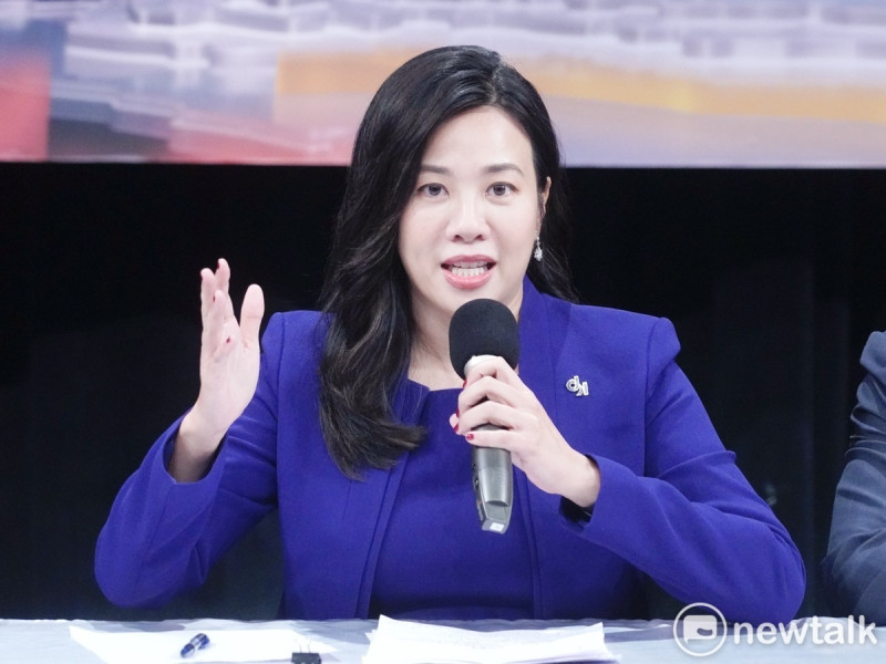 民眾黨副總統候選人吳欣盈出席副總統電視辯論會後舉行記者會，接受媒體提問。   圖：張良一 / 攝 (資料照)