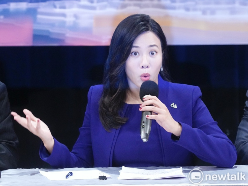 民眾黨副總統候選人吳欣盈出席副總統電視辯論會後舉行記者會，接受媒體提問。   圖：張良一 / 攝