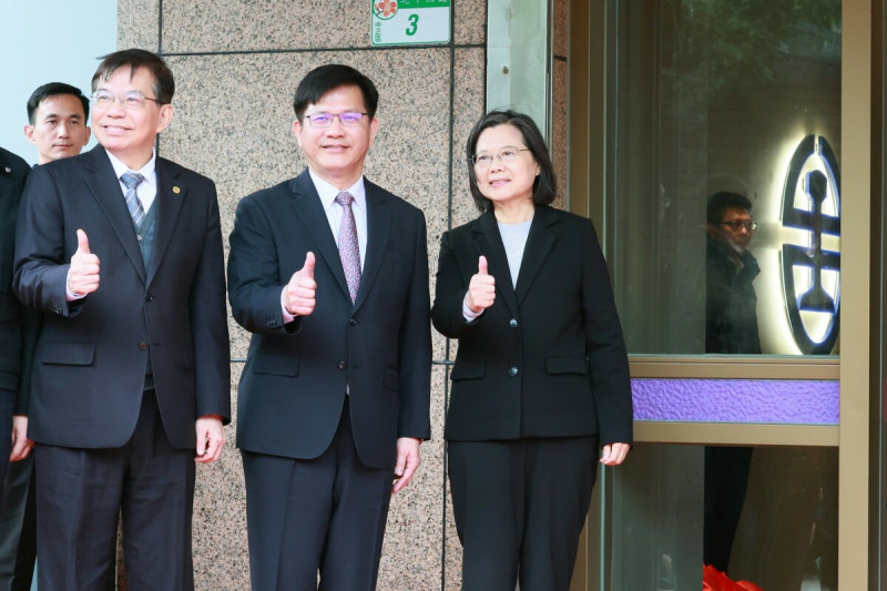 蔡英文、林佳龍與王國材出席「國營臺灣鐵路股份有限公司揭牌典禮」。 圖:總統府/提供 蔡英文、林佳龍與王國材出席「國營臺灣鐵路股份有限公司揭牌典禮」。 圖:總統府/提供