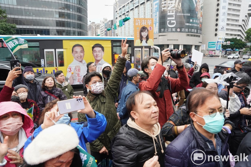 民進黨總統候選人賴清德和北市立委候選人在台北小巨蛋前,和全國22縣市同步站進行路口行動。 圖:張良一/攝