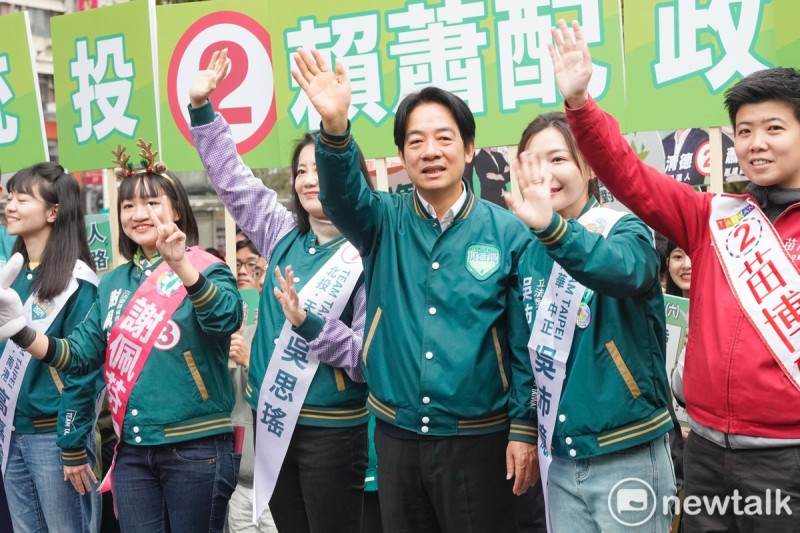 民進黨總統候選人賴清德和北市立委候選人在台北小巨蛋前，和全國22縣市同步站進行路口行動。   圖：張良一/攝