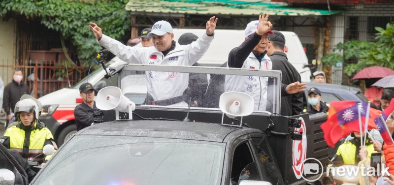 國民黨總統候選人侯友宜今早從永和永福宮出發，以車隊掃街向永和地區選民拜票。   圖：張良一/攝