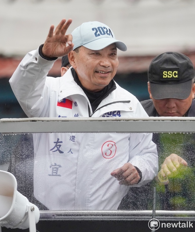 國民黨總統候選人侯友宜今早從永和永福宮出發，以車隊掃街方式向永和地區選民拜票。   圖：張良一/攝