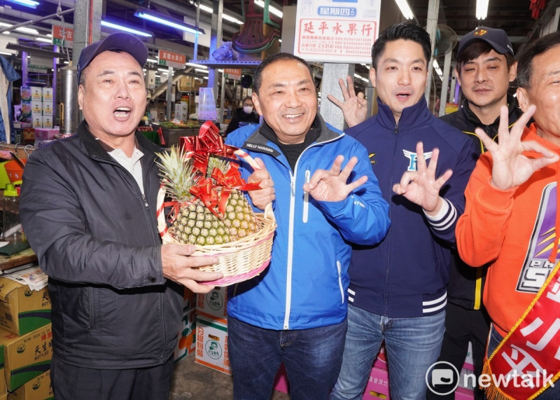 國民黨總統候選人侯友宜在台北市長蔣萬安的陪同下，到台北農產第一果菜批發市場拜票。   圖：張良一/攝