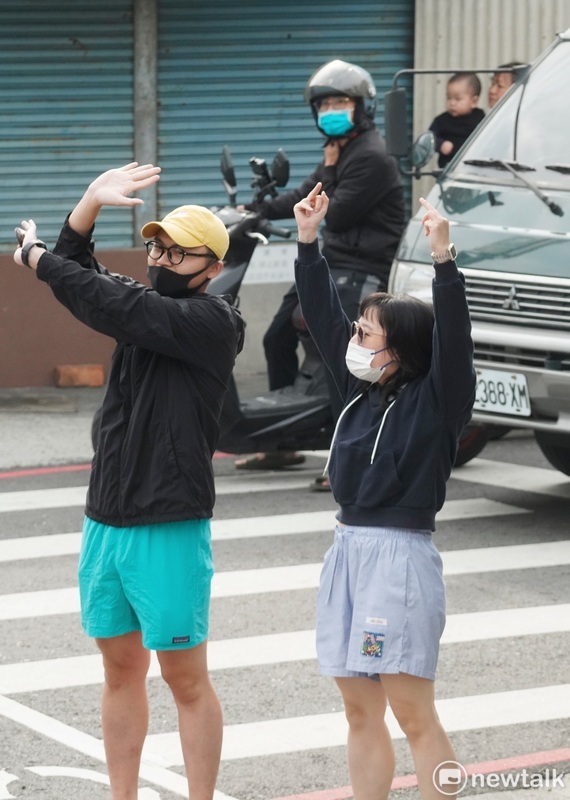 民眾黨總統候選人柯文哲今(7)早在高雄市區掃街拜票,一位民眾對著柯的車隊比中指。 圖:張良一 / 攝