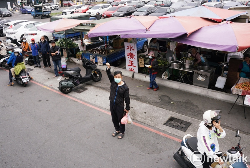 民眾黨總統候選人柯文哲今(7)早在高雄市區掃街拜票,一位民眾對著柯文哲車隊比倒讚。 圖:張良一 / 攝
