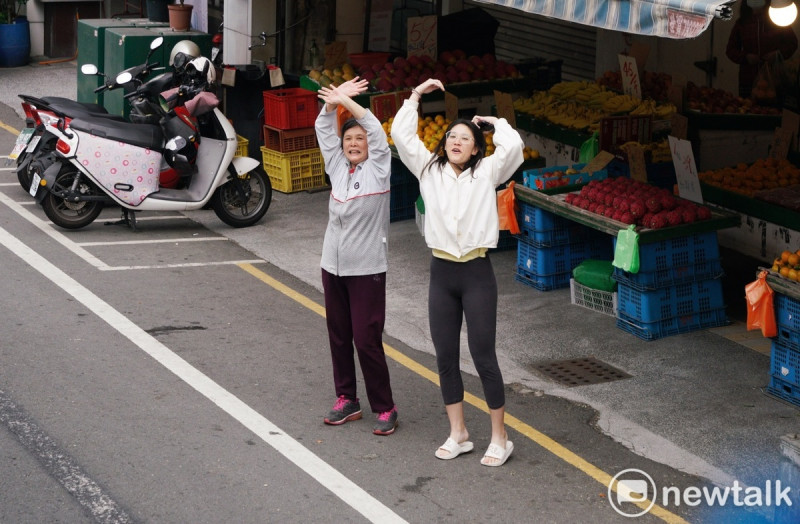 民眾黨總統候選人柯文哲今(7)早在高雄市區掃街拜票,支持者在路旁向柯文哲加油打氣。 圖:張良一 / 攝