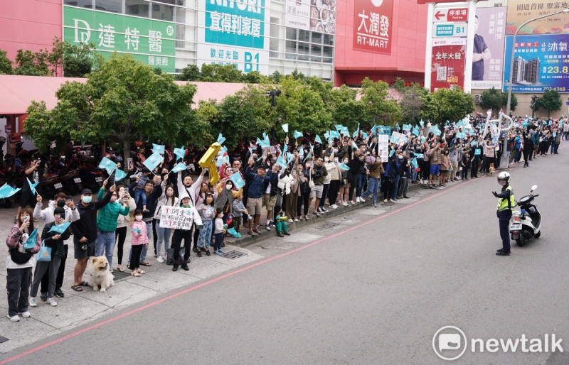 民眾黨總統候選人柯文哲今(7)早在高雄市區掃街拜票,支持者在路旁向柯文哲加油打氣。 圖:張良一 / 攝