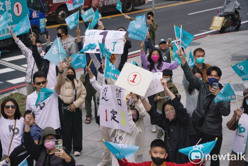 民眾黨總統候選人柯文哲今(7)早在高雄市區掃街拜票,支持者在路旁向柯文哲加油打氣。 圖:張良一 / 攝