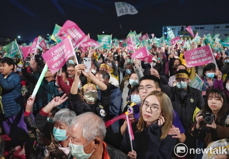 民進黨今（7）日晚間在高雄市鳳山區舉行黃金周大造勢，現場破10萬人。   圖：張良一／攝