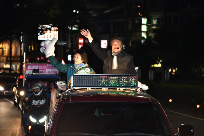 林右昌回到基隆陪同鄭文婷車隊掃街。 圖:林右昌辦公室提供 林右昌回到基隆陪同鄭文婷車隊掃街。 圖:林右昌辦公室提供