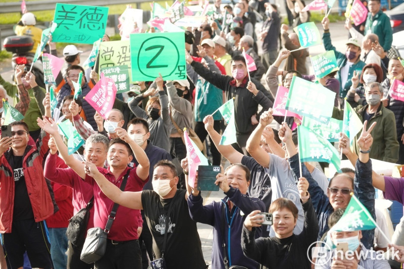 民進黨總統候選人賴清德今回到本命區豐—台南市區掃街拜票，支持者夾道熱情相迎，場面相當熱絡。   圖：張良一/攝