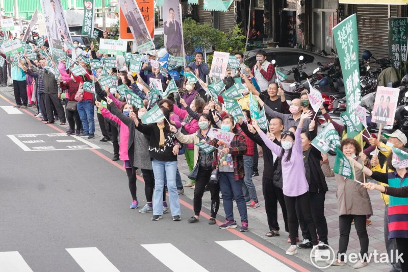 賴清德回到台南市區掃街拜票，支持者夾道熱情相迎，場面相當熱絡。 圖：張良一/攝 