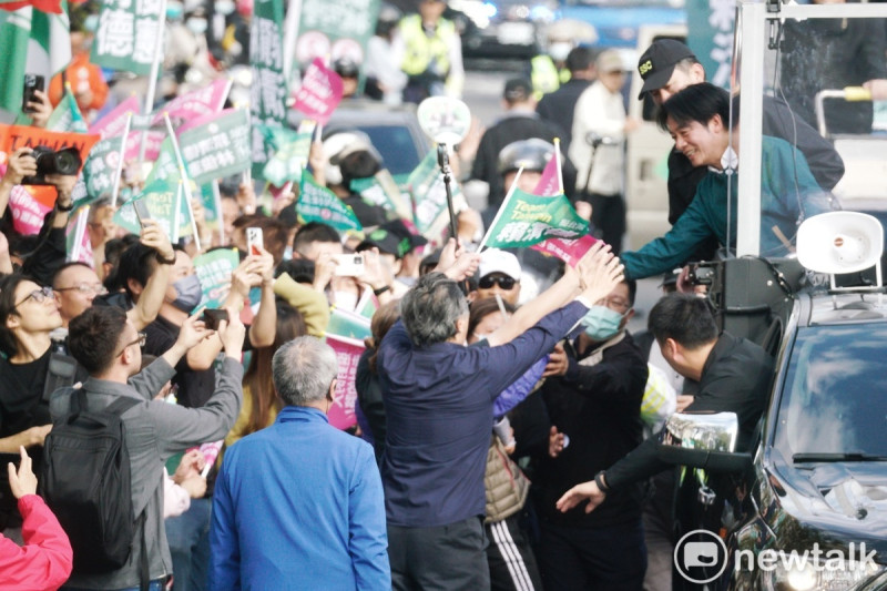 民進黨總統候選人賴清德今回到本命區豐—台南市區掃街拜票，支持者夾道熱情相迎，場面相當熱絡。   圖：張良一/攝