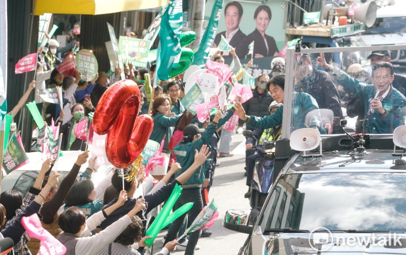 賴清德回到台南市區掃街拜票，支持者夾道熱情相迎，場面相當熱絡。 圖：張良一/攝 