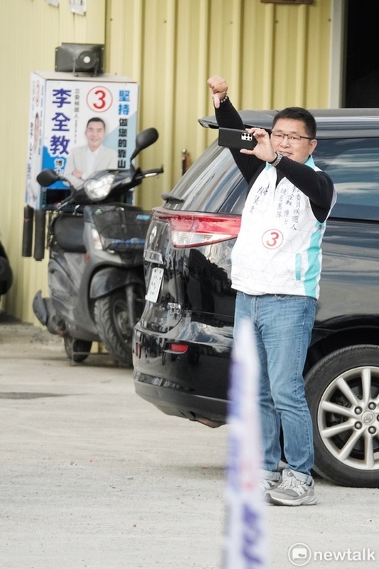 賴清德回到台南市車掃，途經李全教競選總部時，總部的一位工作人員對著賴比倒讚，引發論戰。 圖：張良一/攝 