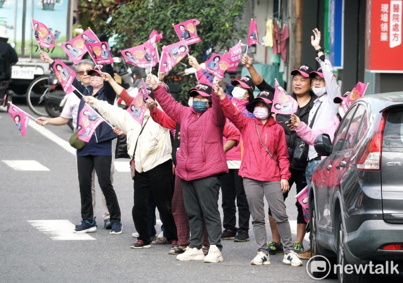 民進黨總統候選人賴清德在雲林立委候選人蘇治芬的陪同下,在虎尾市區掃街拜票。 圖:張良一/攝
