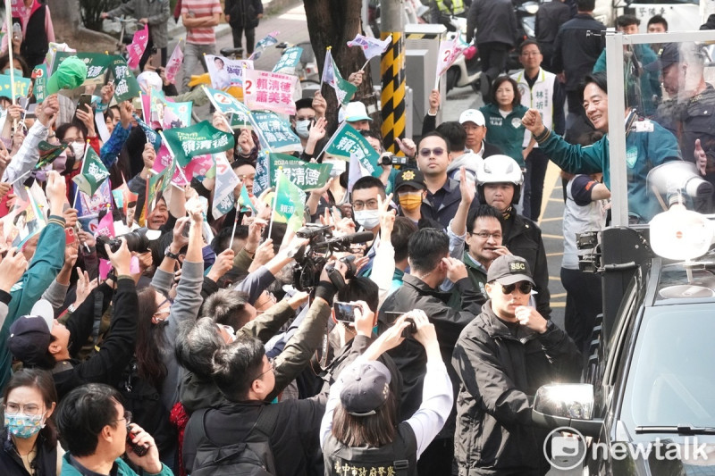 民進黨總統候選人賴清德在台中市區車隊掃街拜票，支持者反應熱烈。   圖：張良一攝