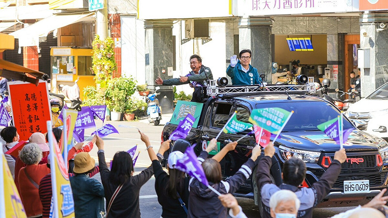  陳其邁赴鳳山陪同許智傑車隊掃街。 圖：賴清德高雄競總提供 