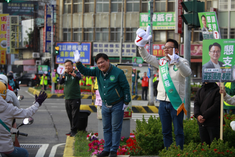  林佳龍與莊競程站路口拜票。 圖：黃宣尹攝 