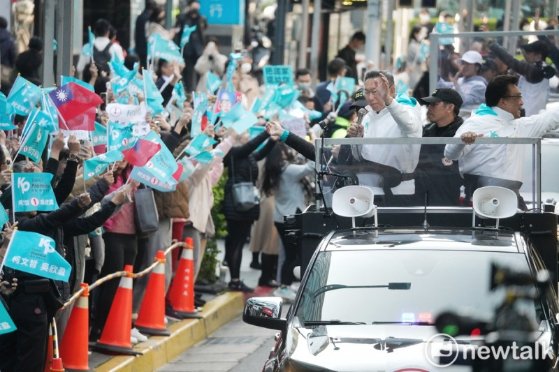 民眾黨正、副總統候選人柯文哲、吳欣盈在北市內湖、南港等地掃街拜票。   圖：張良一 / 攝（資料照）
